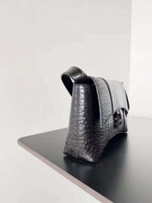 Balenciaga_Downtown_leather_shoulder_bag_BGDC0048_2_336f9d26-089c-4874-a8e9-c82bf6297de1.jpg