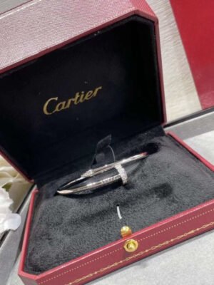 Cartier_Juste_un_Clou_Nail_Bracelet_JWLH0155_12_ddb67154-2775-4fd6-b669-e3d209f14537.jpg