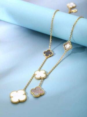 Van-Cleef-and-Arpels-Alhambra-four-leaf-clover-necklace-JWL01111-2.jpg